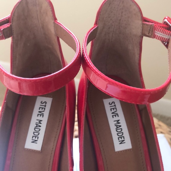 STEVE MADDEN RED SHOES 👠 - Picture 2 of 8